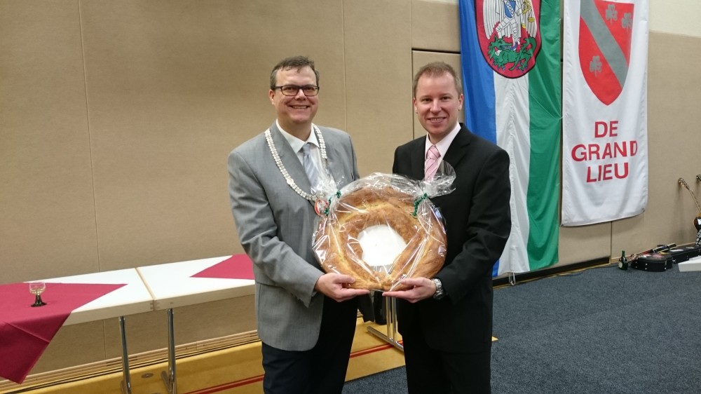 Martin Wegner überreicht die Neujahrsbrezel an Bürgermeister Markus Höfling 