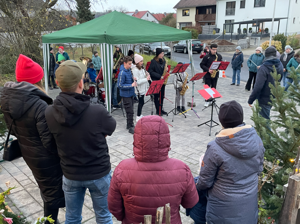 Das Jugendblasorchester spielt beim Blumenhäusel