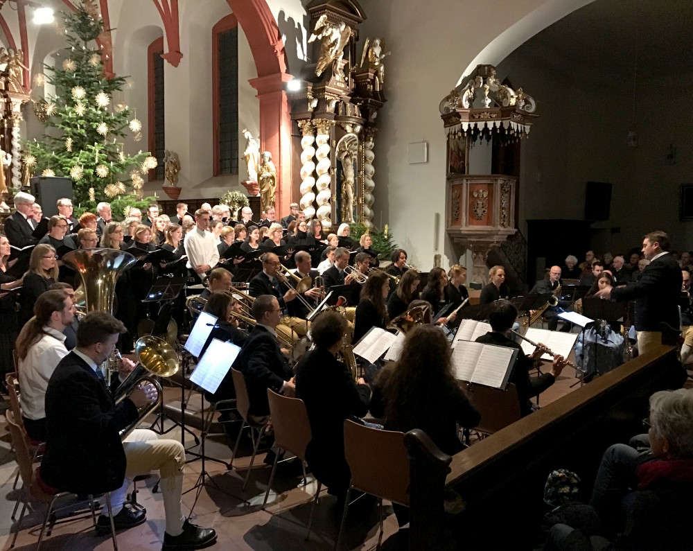 Gesangverein und Musikverein beim Weihnachtskonzert